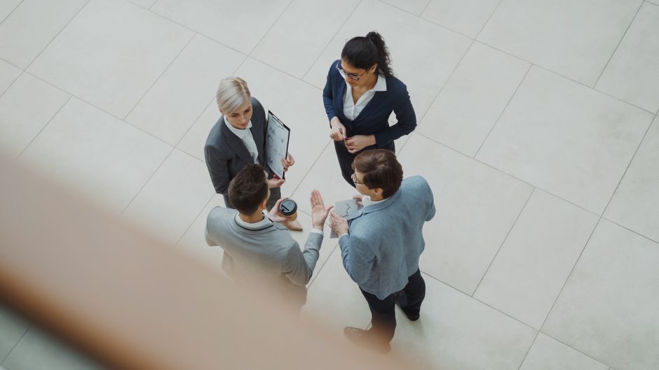 Pregled poslovnog tima koji razgovara o projektu
