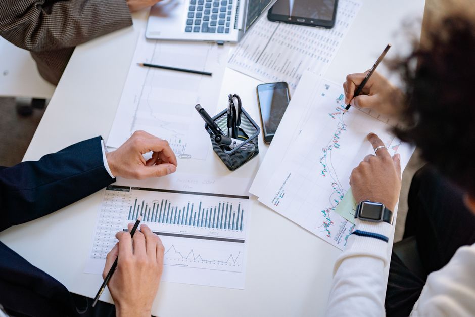 Poslovni tim analizira financijske grafove i podatke